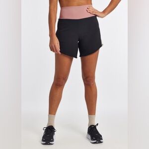 Oiselle High Rise Roga Shorts 6” | Black/Pink/white | size large
